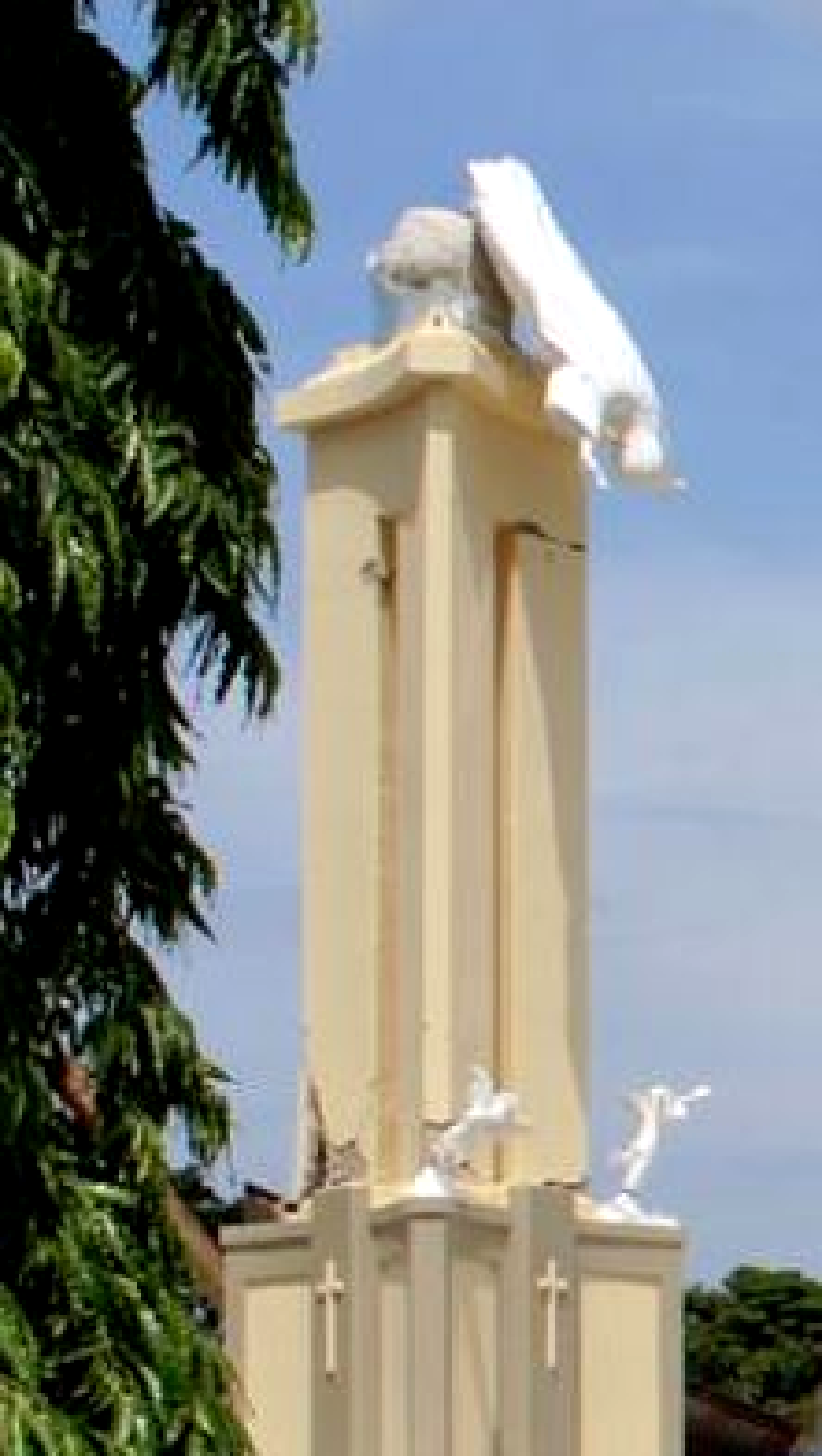 Statue du Christ qui s’effondre lors d’une catastrophe aux Philippines